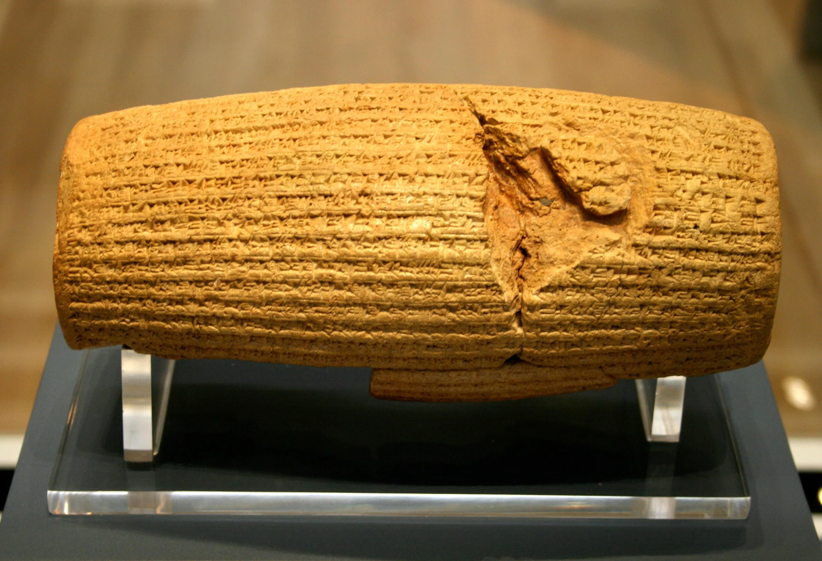 El Cilindro de Ciro en arcilla con escritura cuneiforme acadia conservado en el Museo Británico