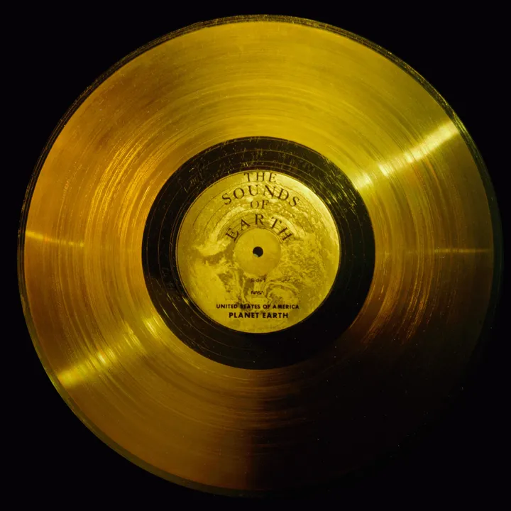 El Disco de Oro de las Voyager: La Carta de la Humanidad a la Eternidad Interestelar