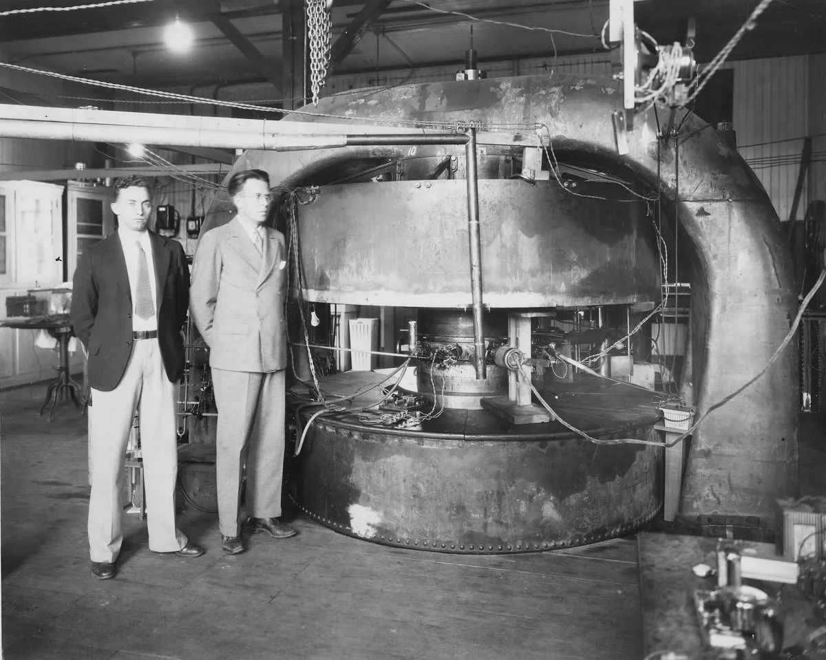 Ernest Lawrence y Stanley Livingston junto al ciclotrón de 27 pulgadas