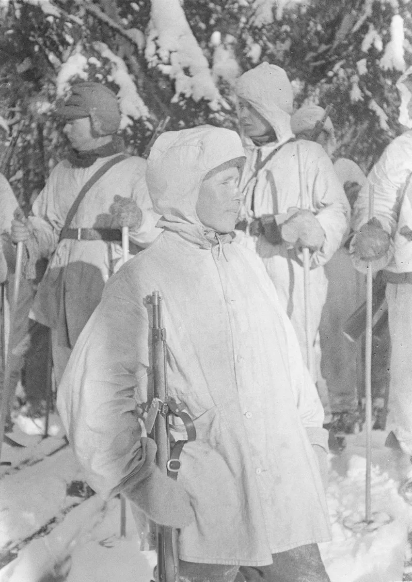 Simo Häyhä en febrero de 1940 sosteniendo el fusil de honor SAKO M/28-30 entregado en el frente de Kollaa