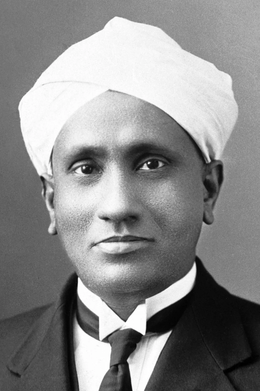 Retrato de Sir C. V. Raman en su madurez académica