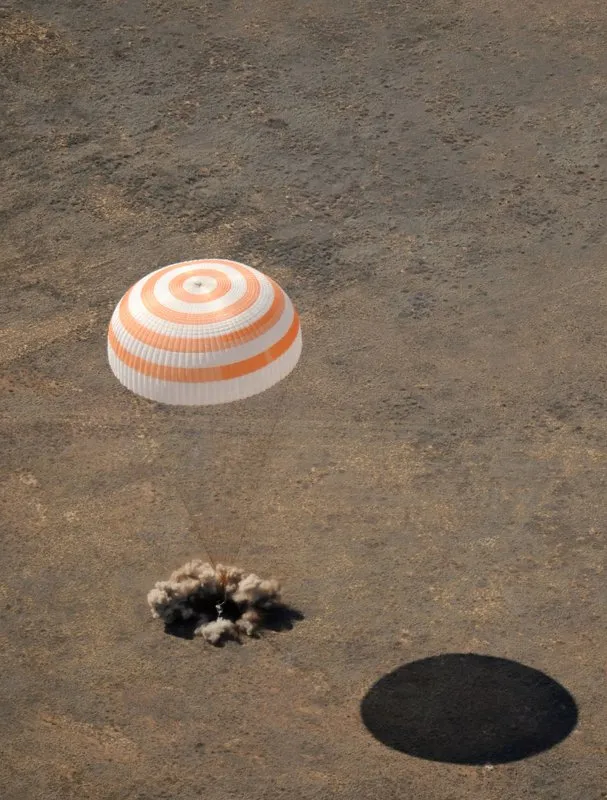 Aterrizaje del módulo de descenso de la Soyuz en Kazajistán