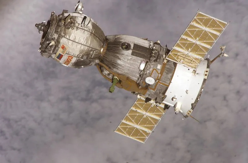 La nave Soyuz TMA-7 acoplada a la Estación Espacial Internacional
