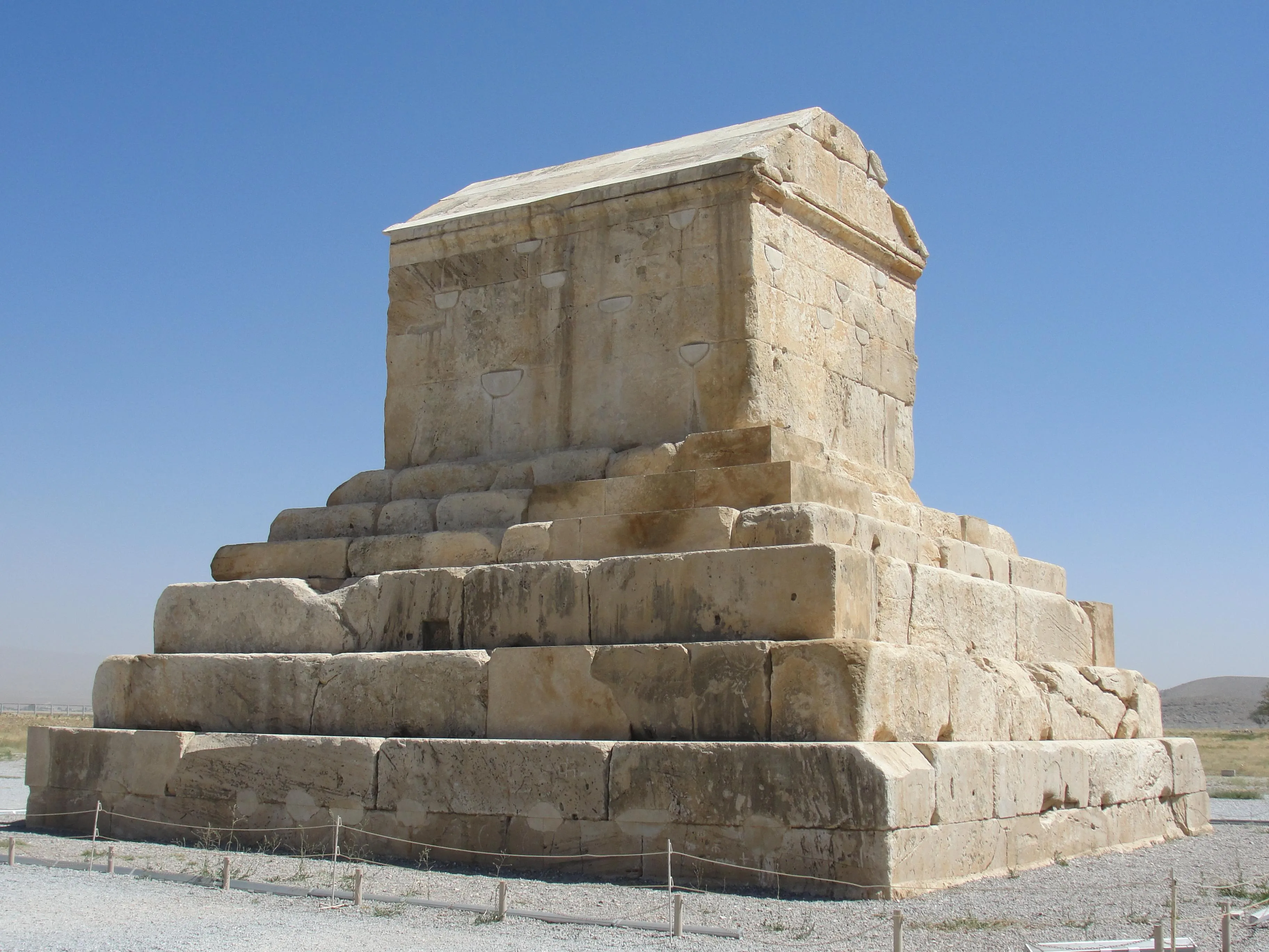 El austero mausoleo de piedra caliza de Ciro el Grande en el sitio arqueológico de Pasargada, Irán