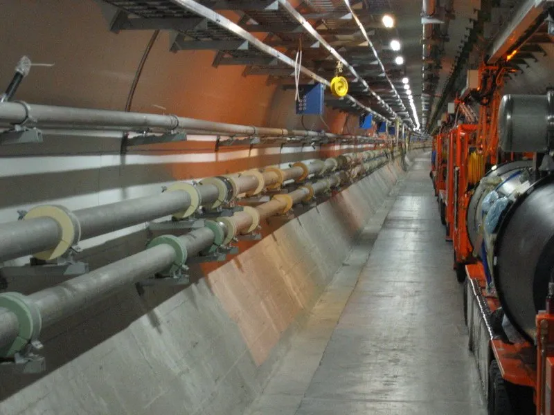 Túnel del Gran Colisionador de Hadrones LHC en el CERN