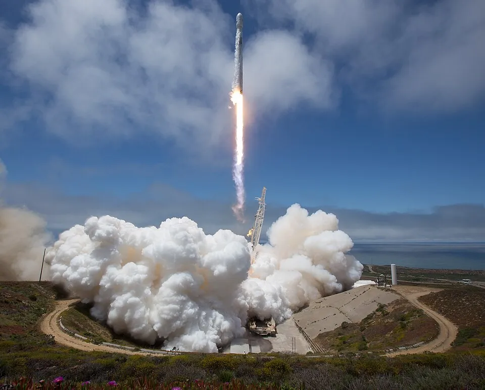 Lanzamiento de un cohete Falcon 9 desde la Base de la Fuerza Espacial de Vandenberg