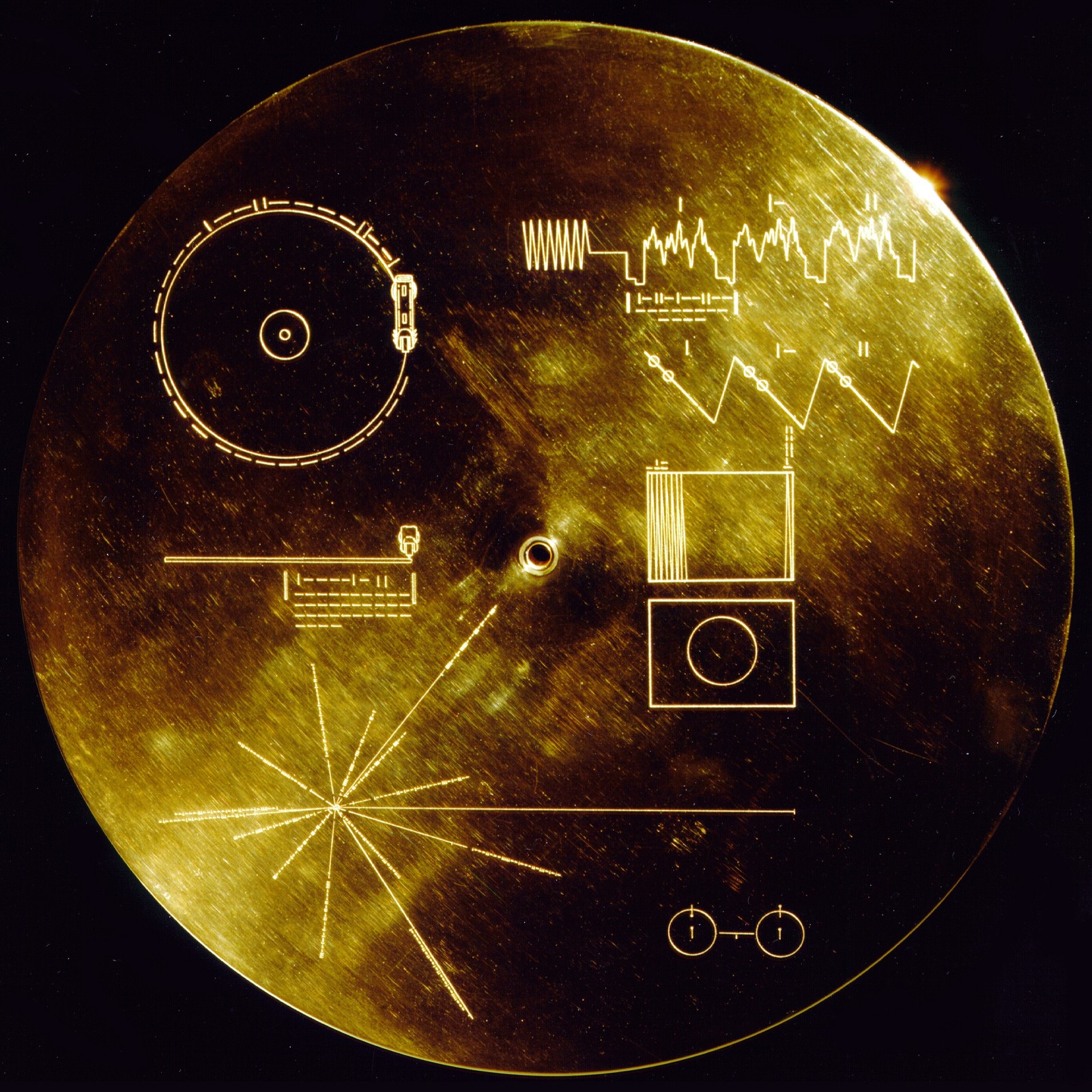 Cubierta de aluminio del Disco de Oro de las Voyager con los diagramas explicativos